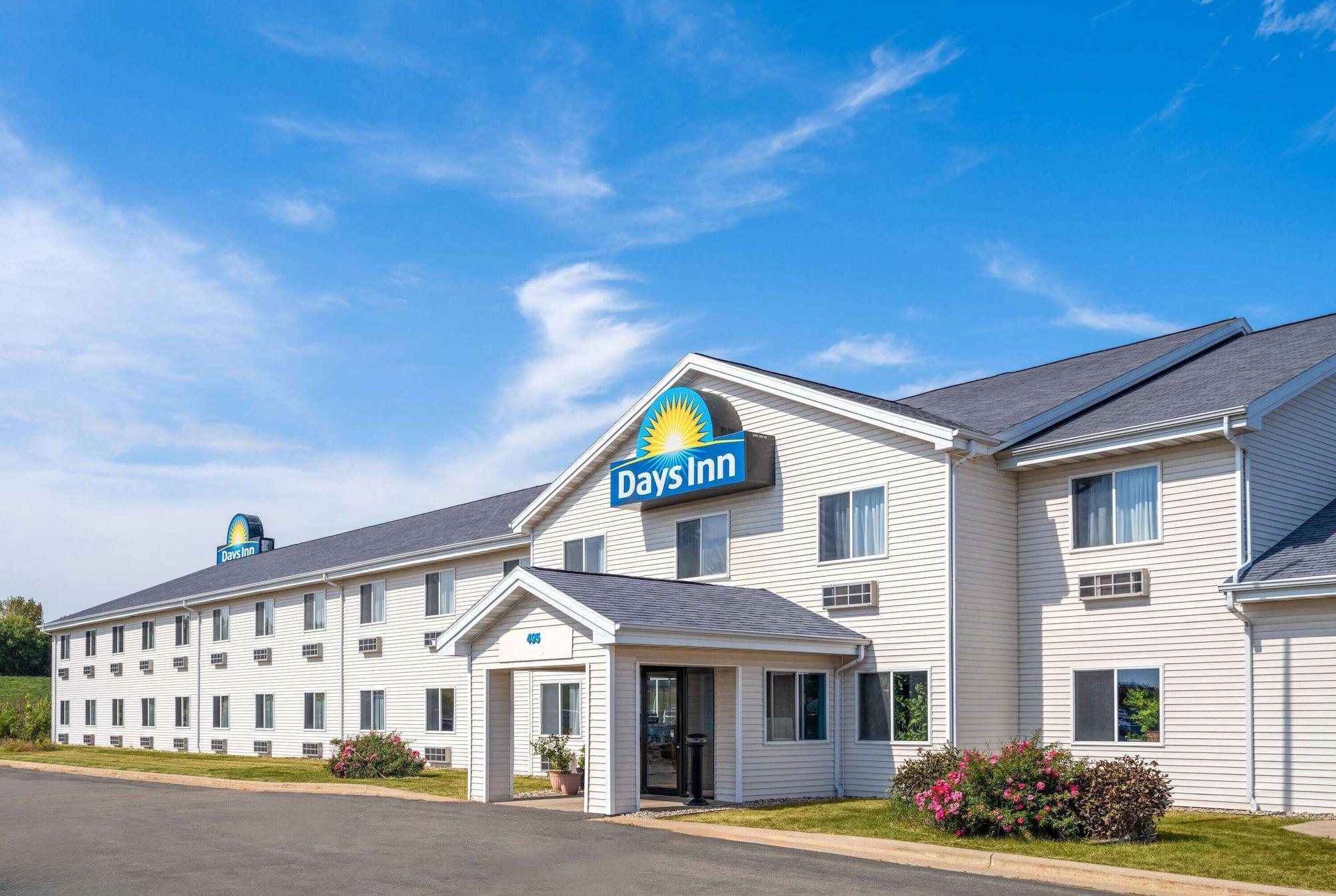 Vista Exterior Days Inn by Wyndham Neenah