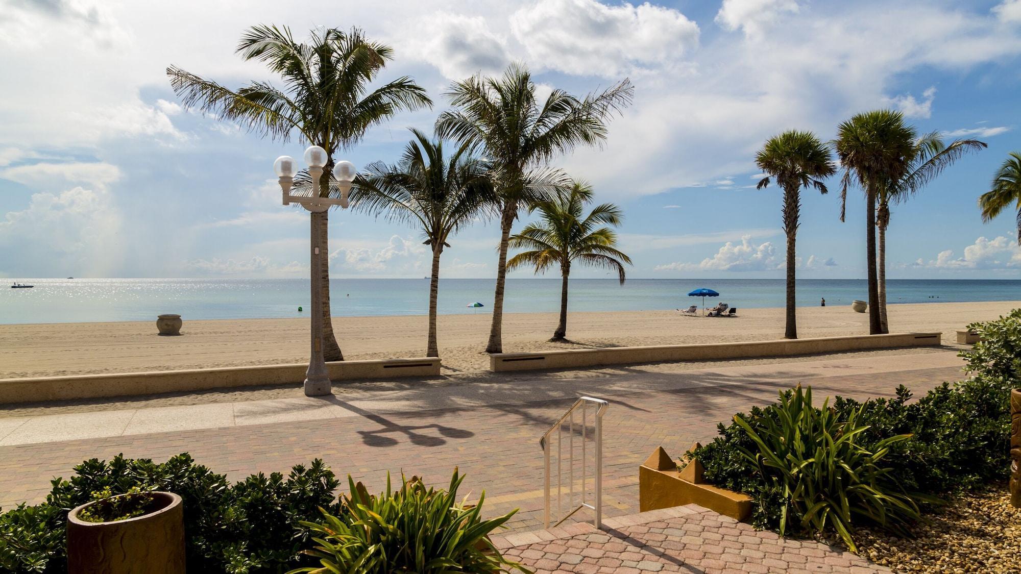 Vista Exterior Riptide Oceanfront Hotel