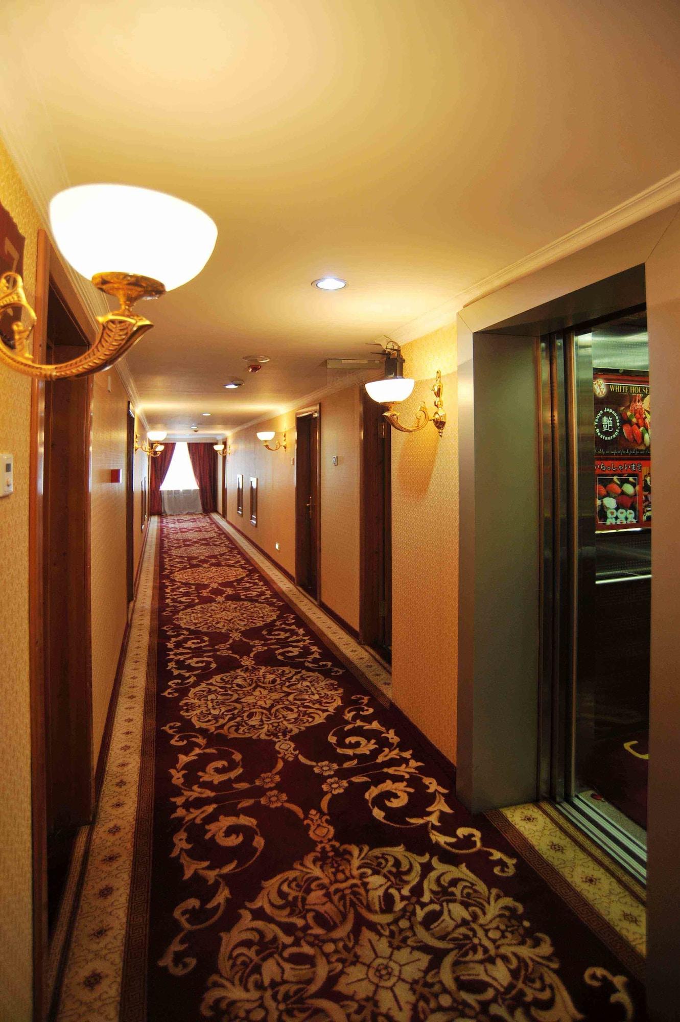 Varios White House Hotel