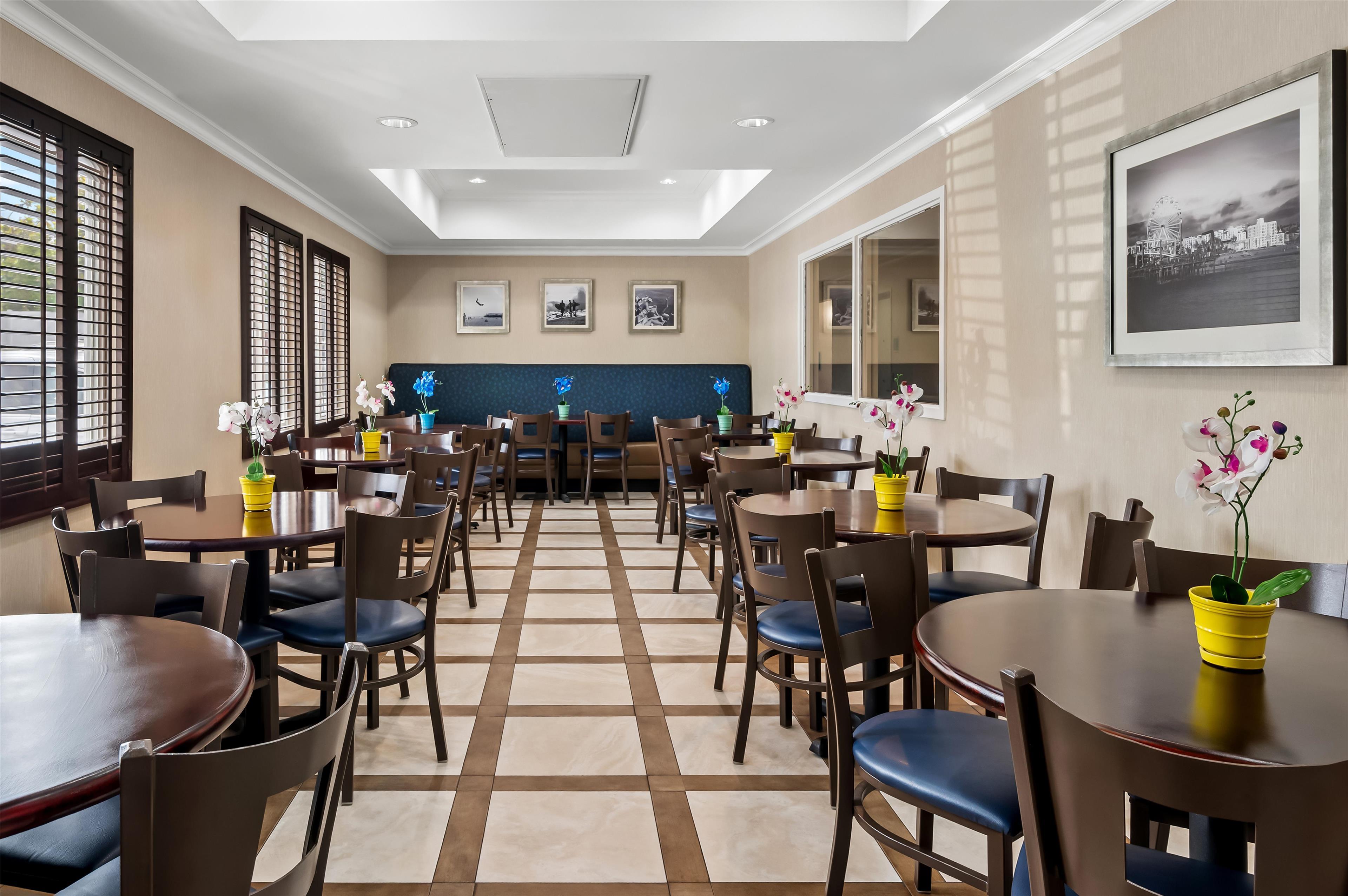 Restaurant SureStay Hotel by Best Western Santa Monica