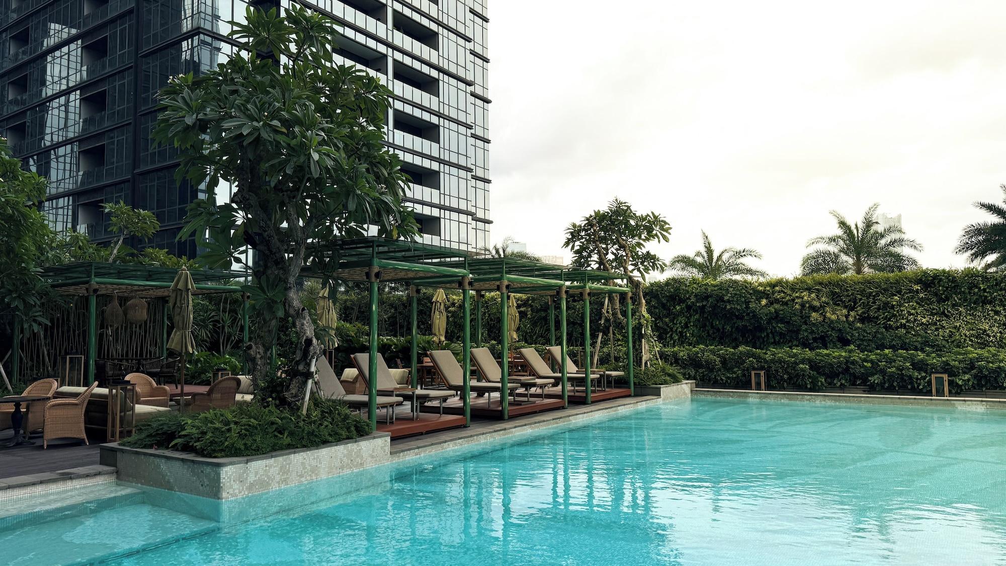 Vista Piscina 25hours Hotel Jakarta The Oddbird