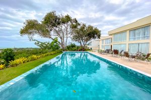 Renta Vacacional - Casa duplex com 3 quartos, sendo 2 suítes a aproximadamente 1200m da praia de Taperapuã, condomínio com vista espetacular para o mar.