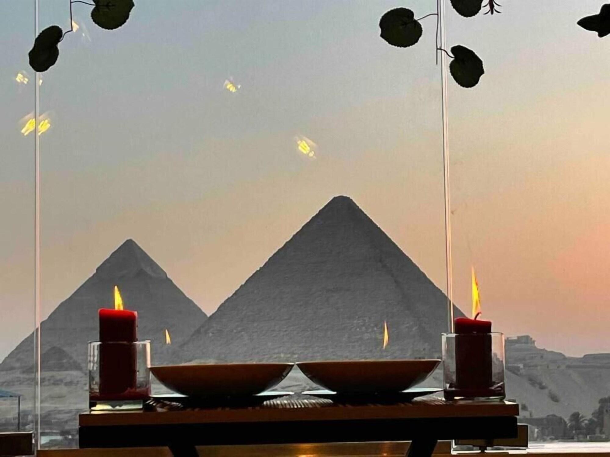Vista Exterior Pharaoh pyramids view