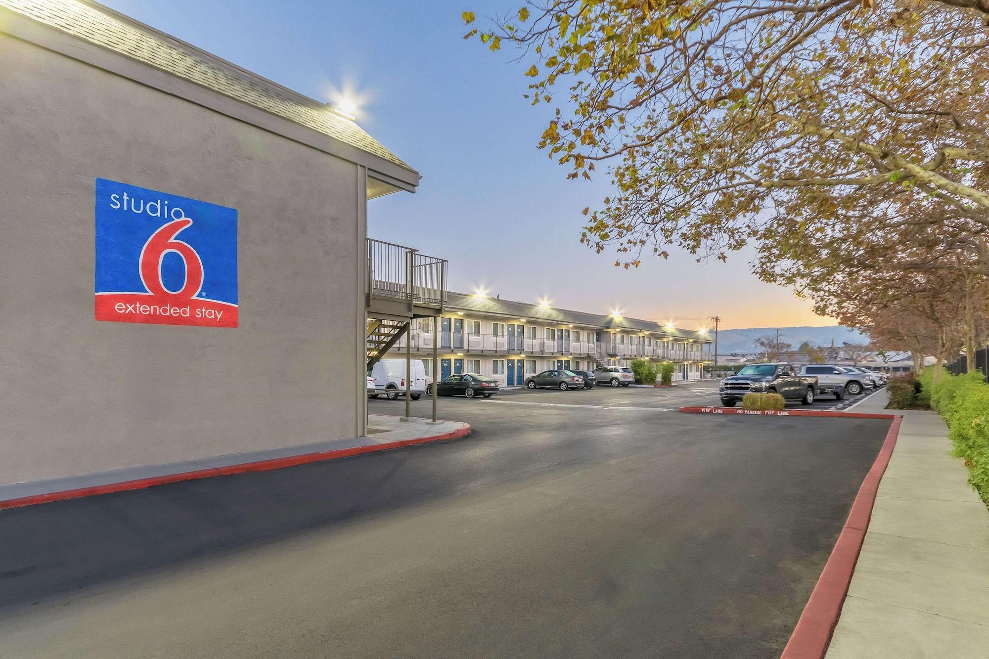 Varios Motel 6 Hayward, CA – Silicon Valley Gateway