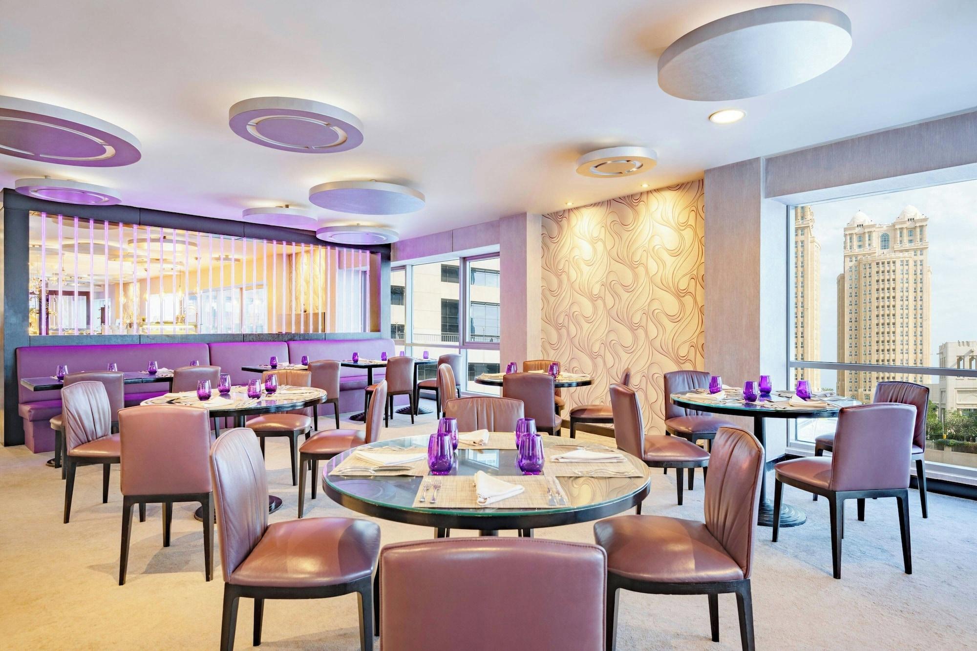 Restaurant Qabila Westbay Hotel by Marriott