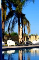 Arriendo temporal - Orange house with large park and swimming pool.