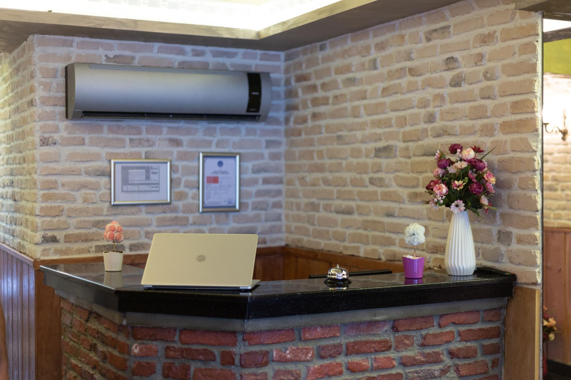 Vista Lobby Royal Garden Suite and Hotel