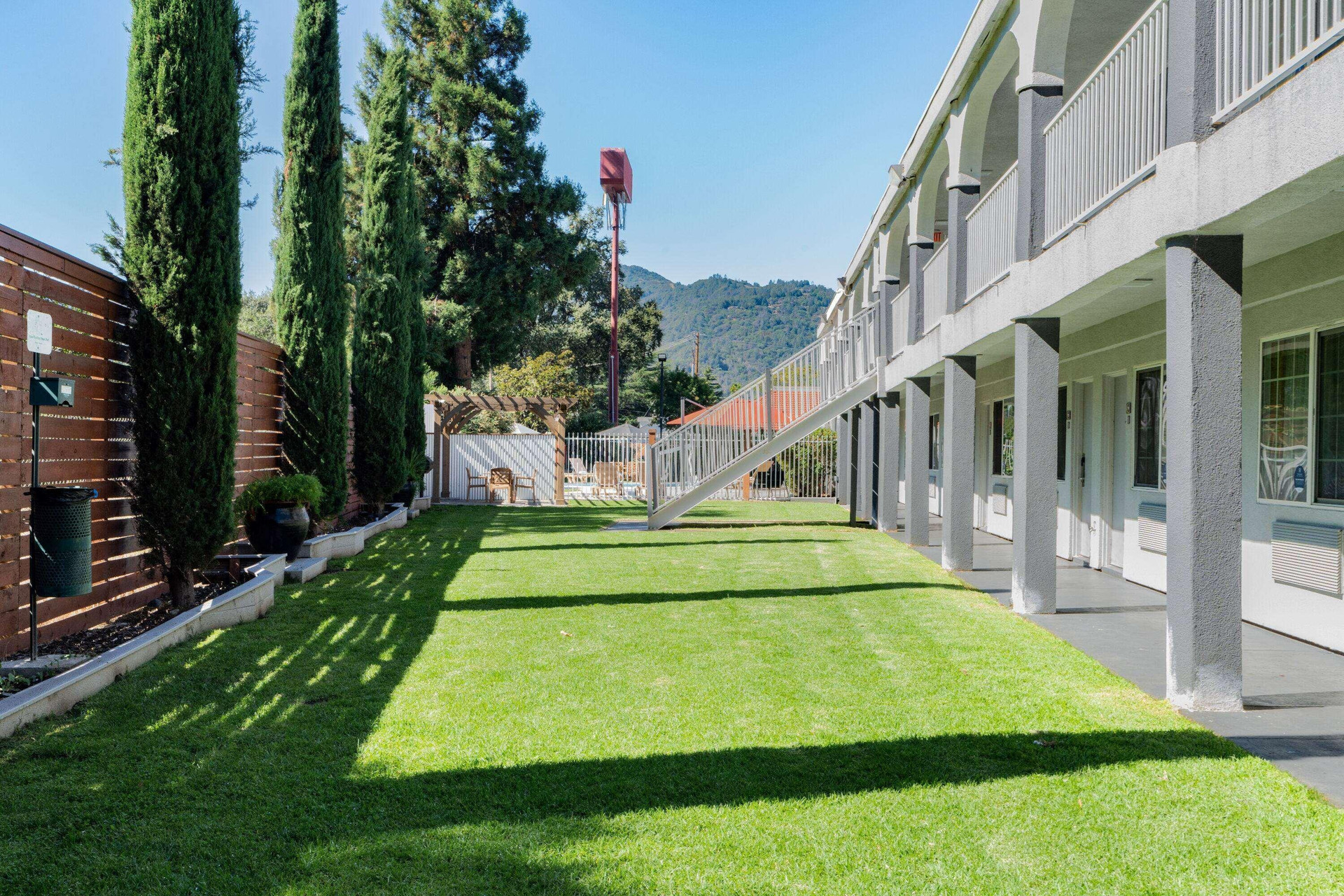 Vista Exterior Super 8 by Wyndham Ukiah