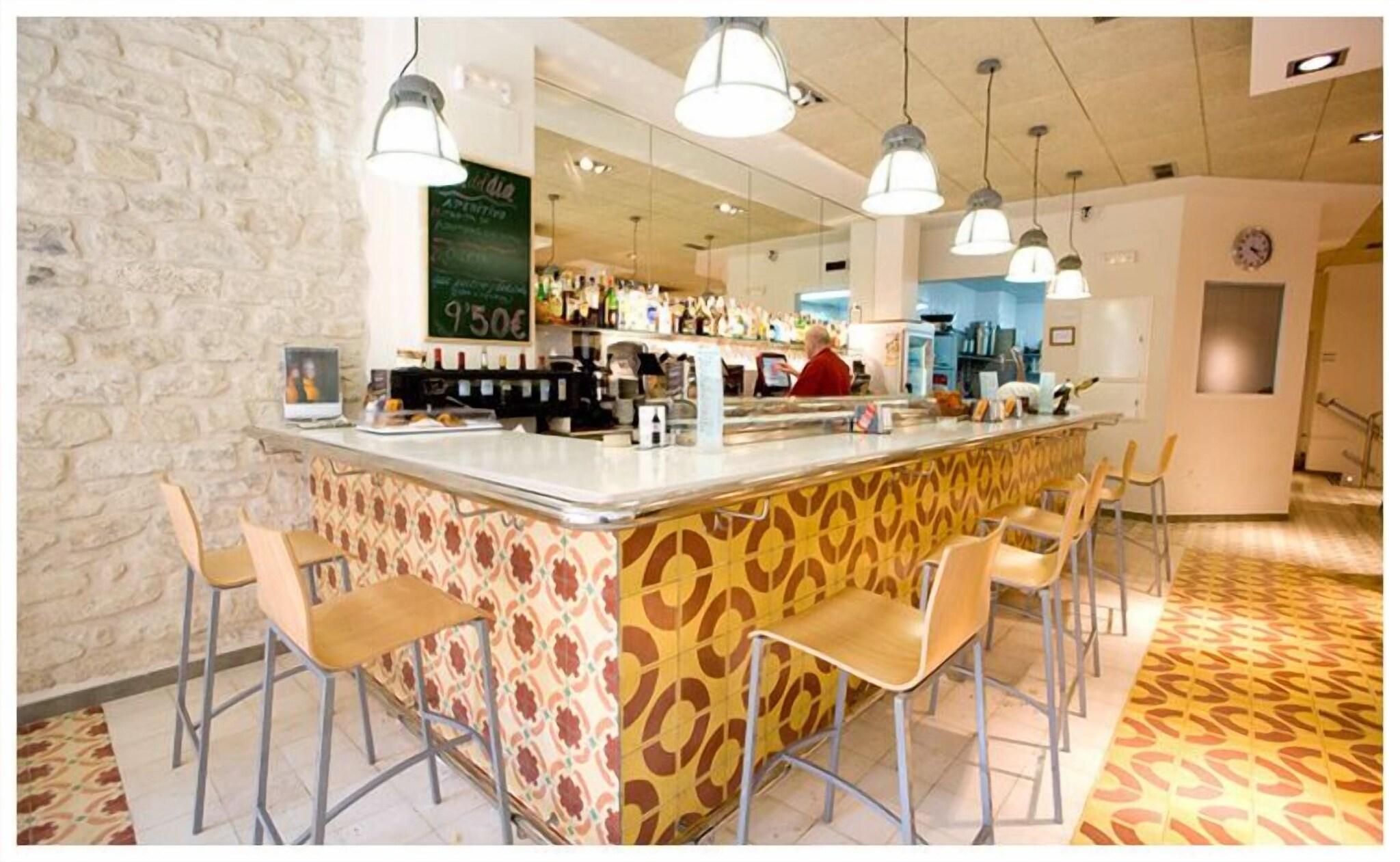 Bar/Salón Hostal La Lonja