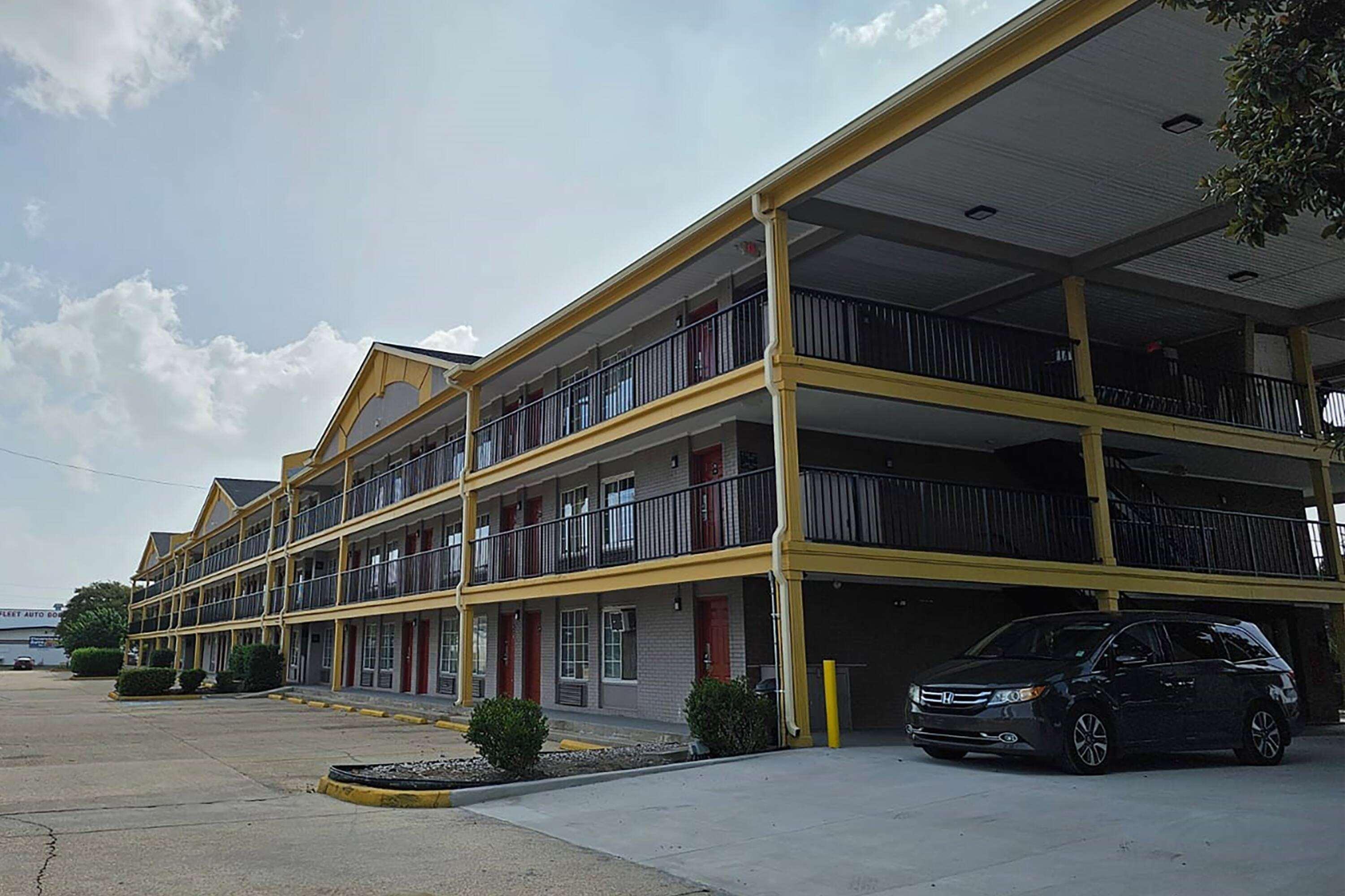 Vista Exterior Super 8 by Wyndham Metairie