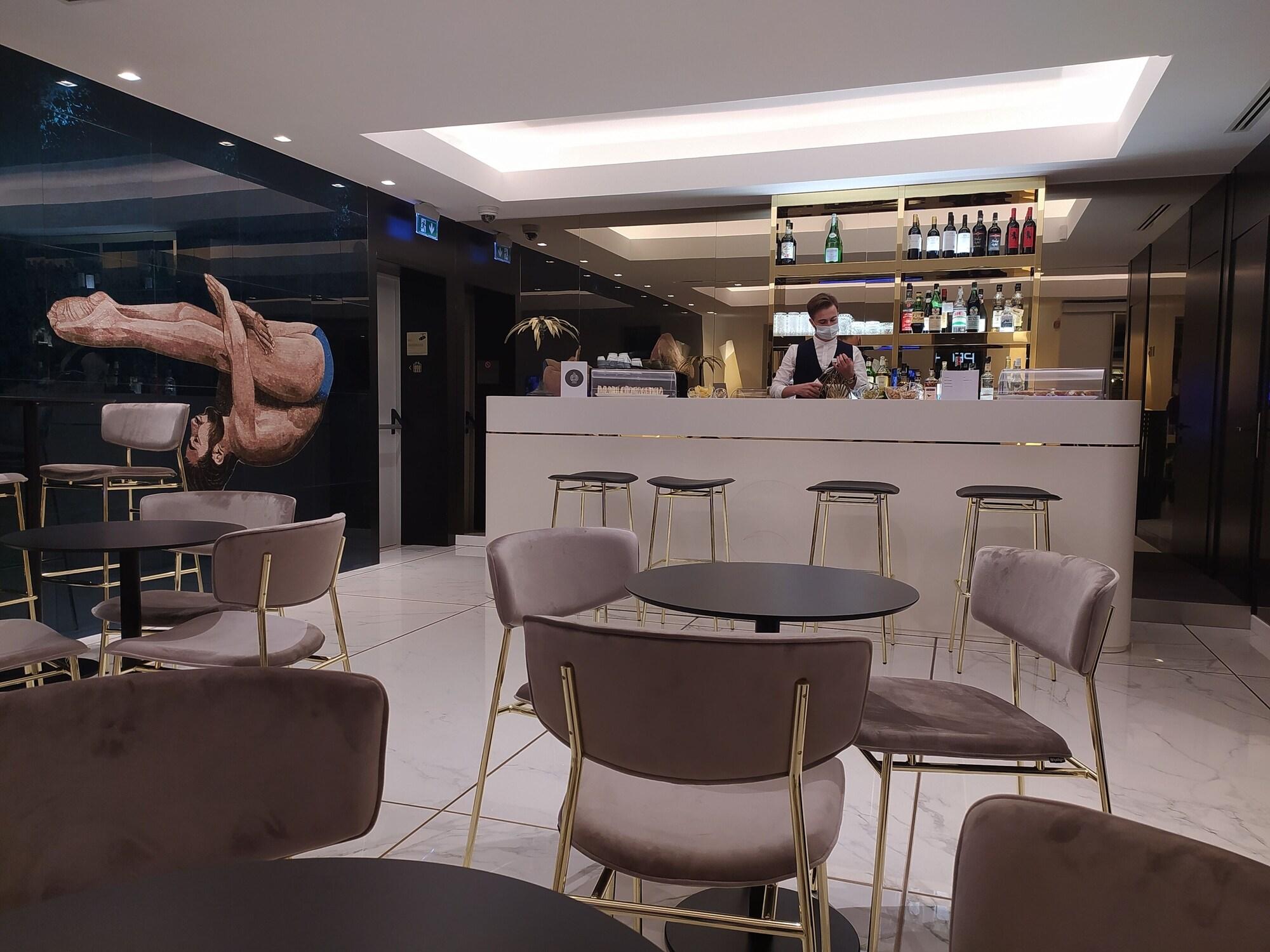 Bar/Salón Ghibli Hotel