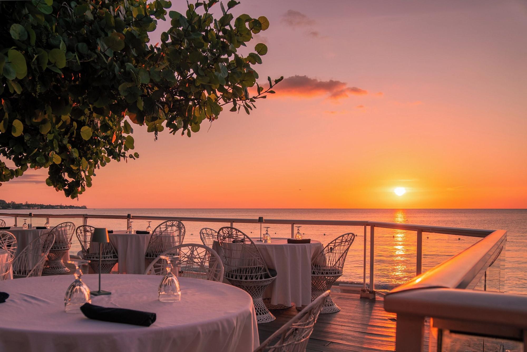 Restaurant Travellers Beach Resort