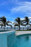 Alquiler Vacacional - Blue Birds Beach House is right on a beach with a large backyard & heated pool.