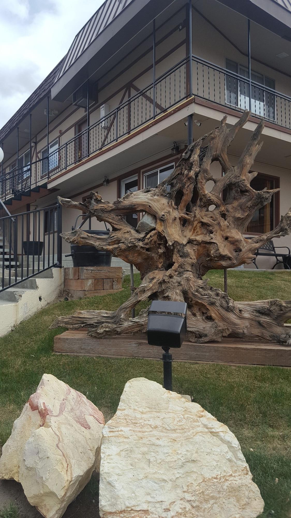 Varios Bristlecone Motel