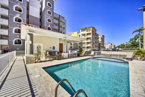 Alquiler Vacacional - Breezy Condo w/ Ocean View Balcony: Walk to Beach!