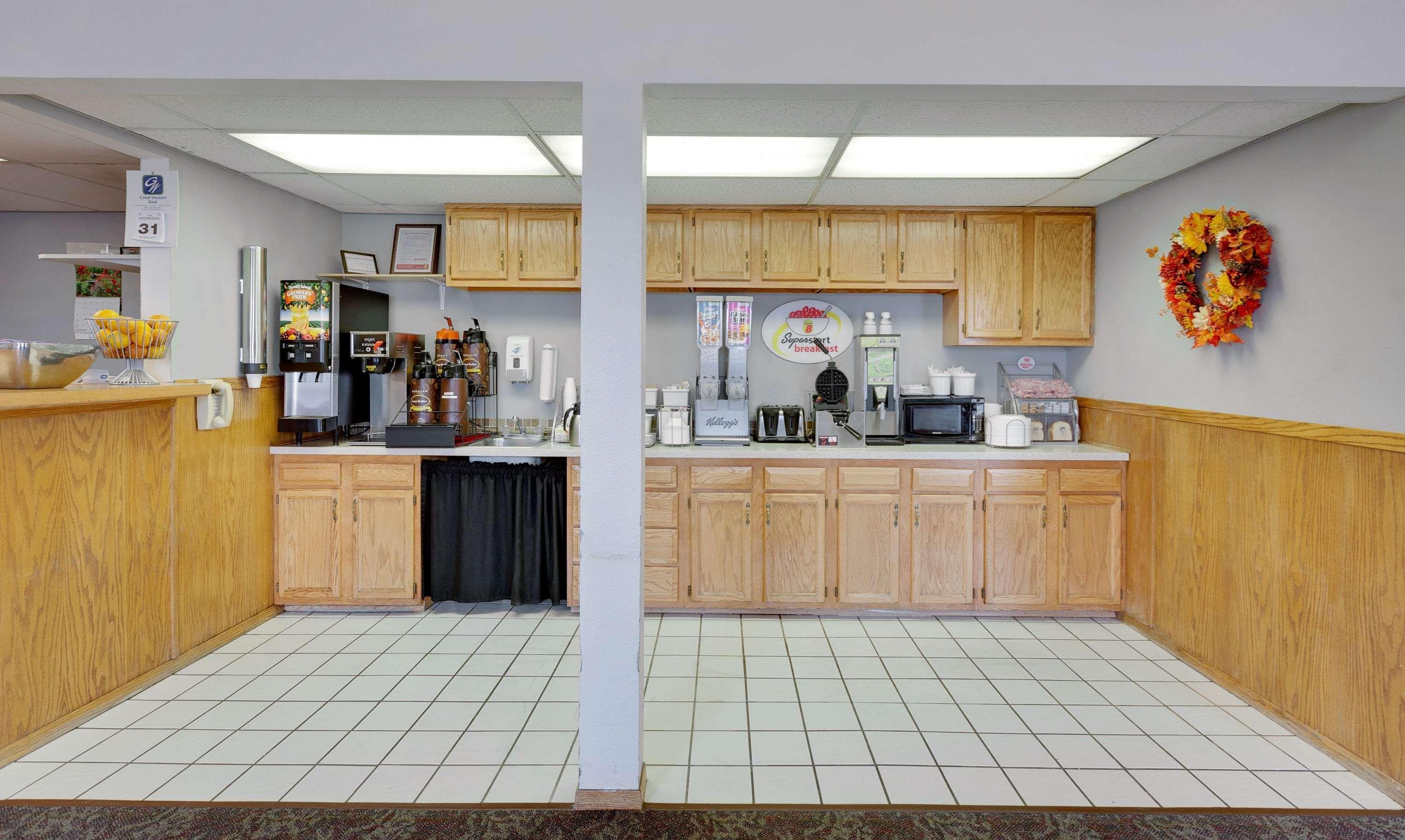 Vista Lobby Super 8 by Wyndham O Neill NE