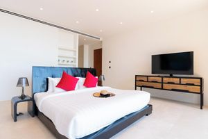 Alquiler Vacacional - Newly-Built 5BR Hilltop Pool Villa w/ Panoramic Chalong Bay Views - Maan Ingfah