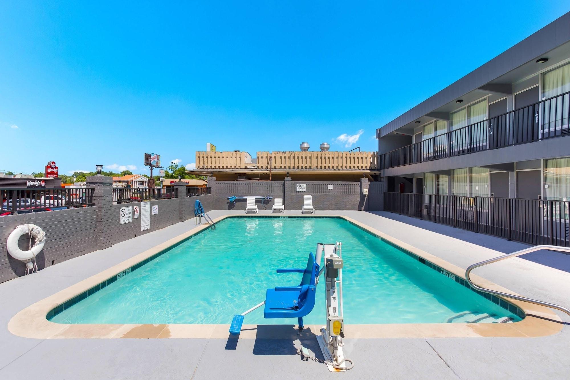 Vista Piscina Econo Lodge Gallatin - Metro Nashville