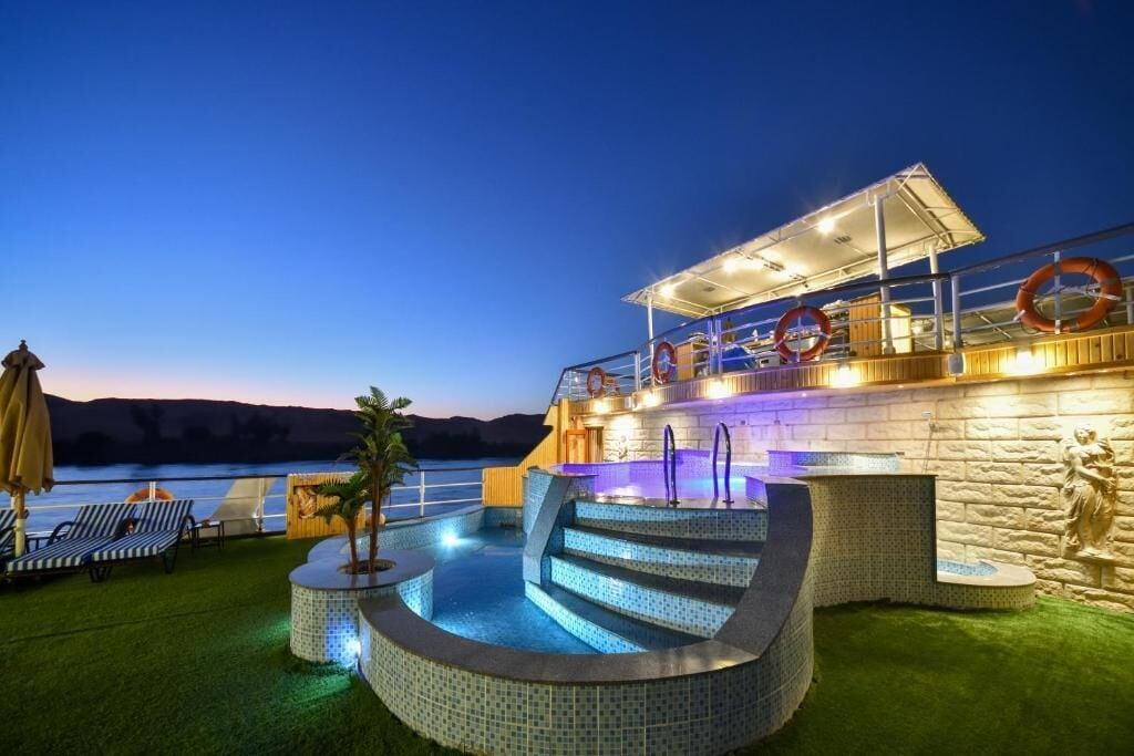 Vista Piscina MS Nile Treasure Cruise