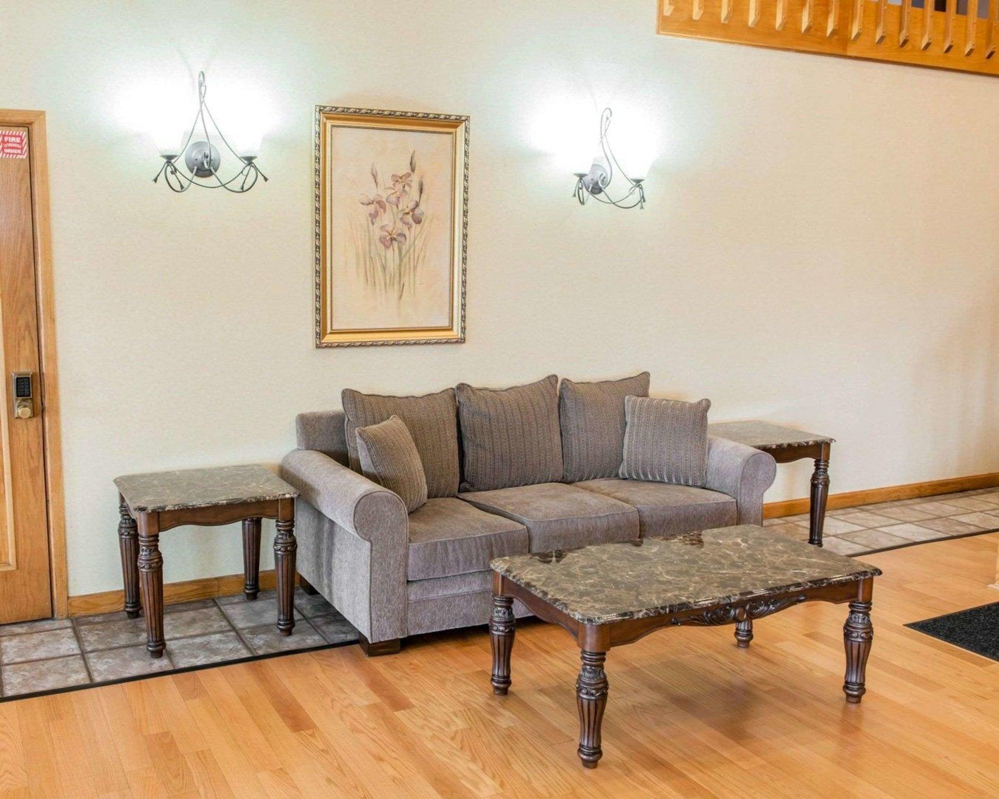 Vista Lobby Quality Inn & Suites