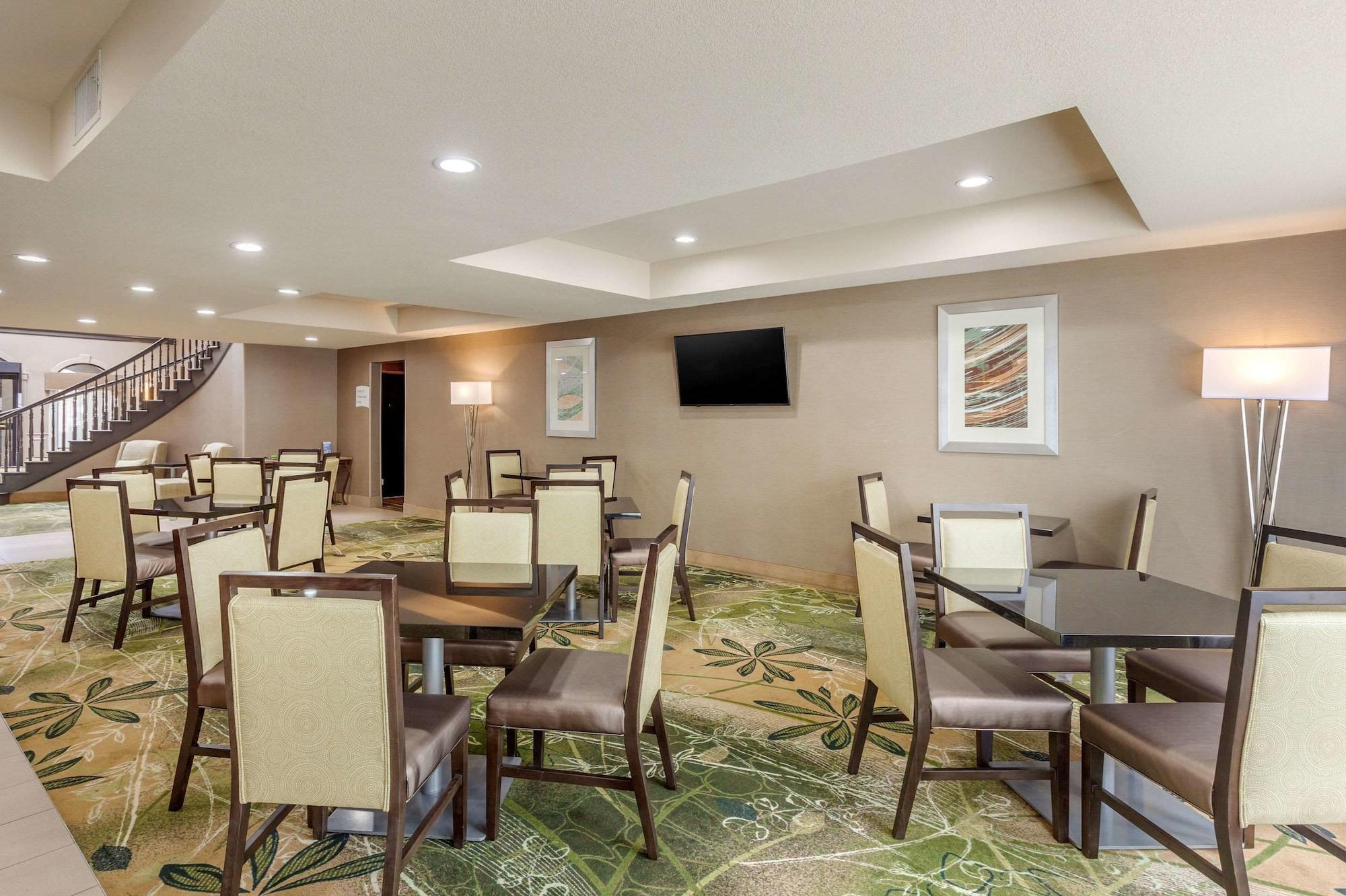 Restaurant Quality Suites Sherman