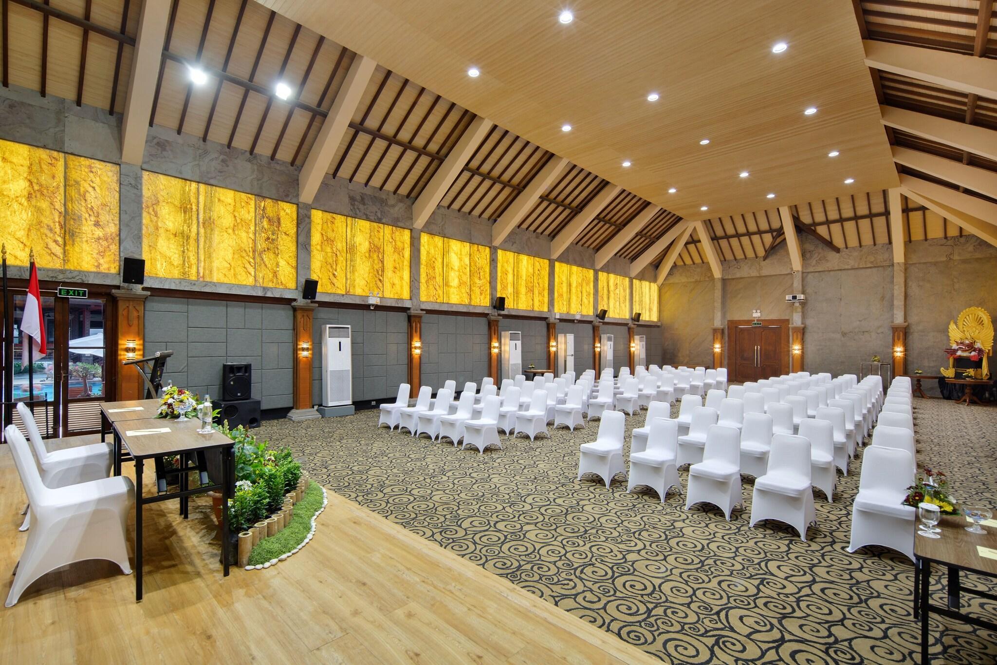 Vista Lobby Grand Istana Rama Hotel