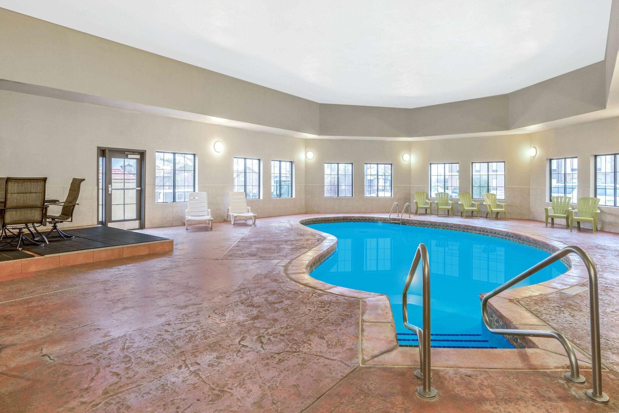 Vista Piscina La Quinta Inn & Suites by Wyndham Oklahoma City -Yukon