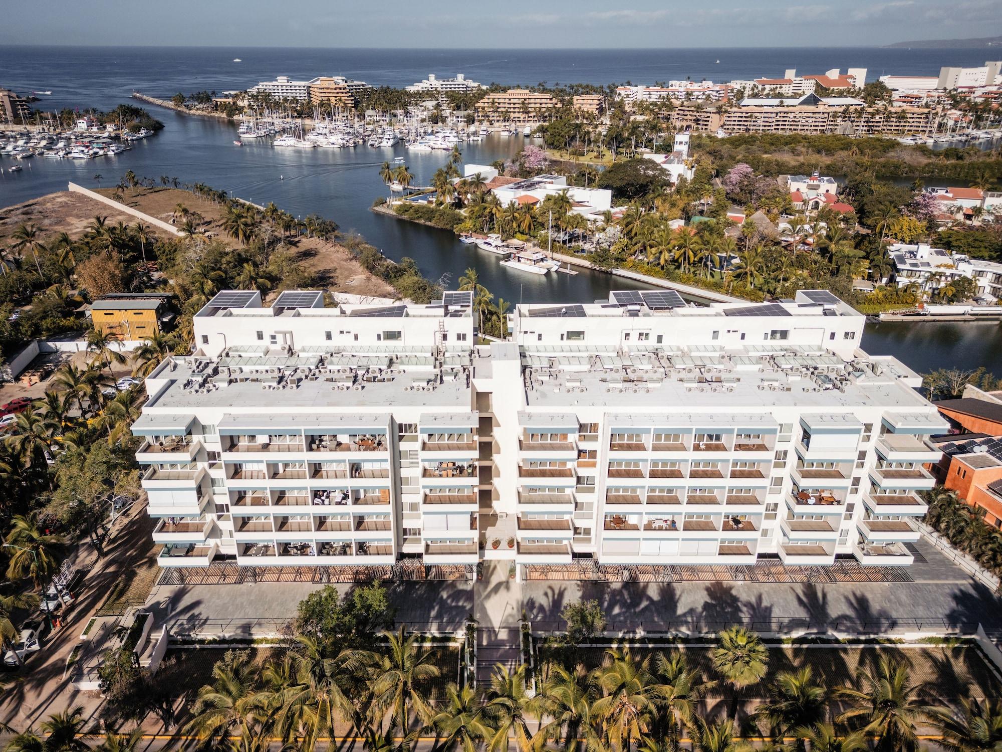 Vista Exterior Altamar Canal View Condos