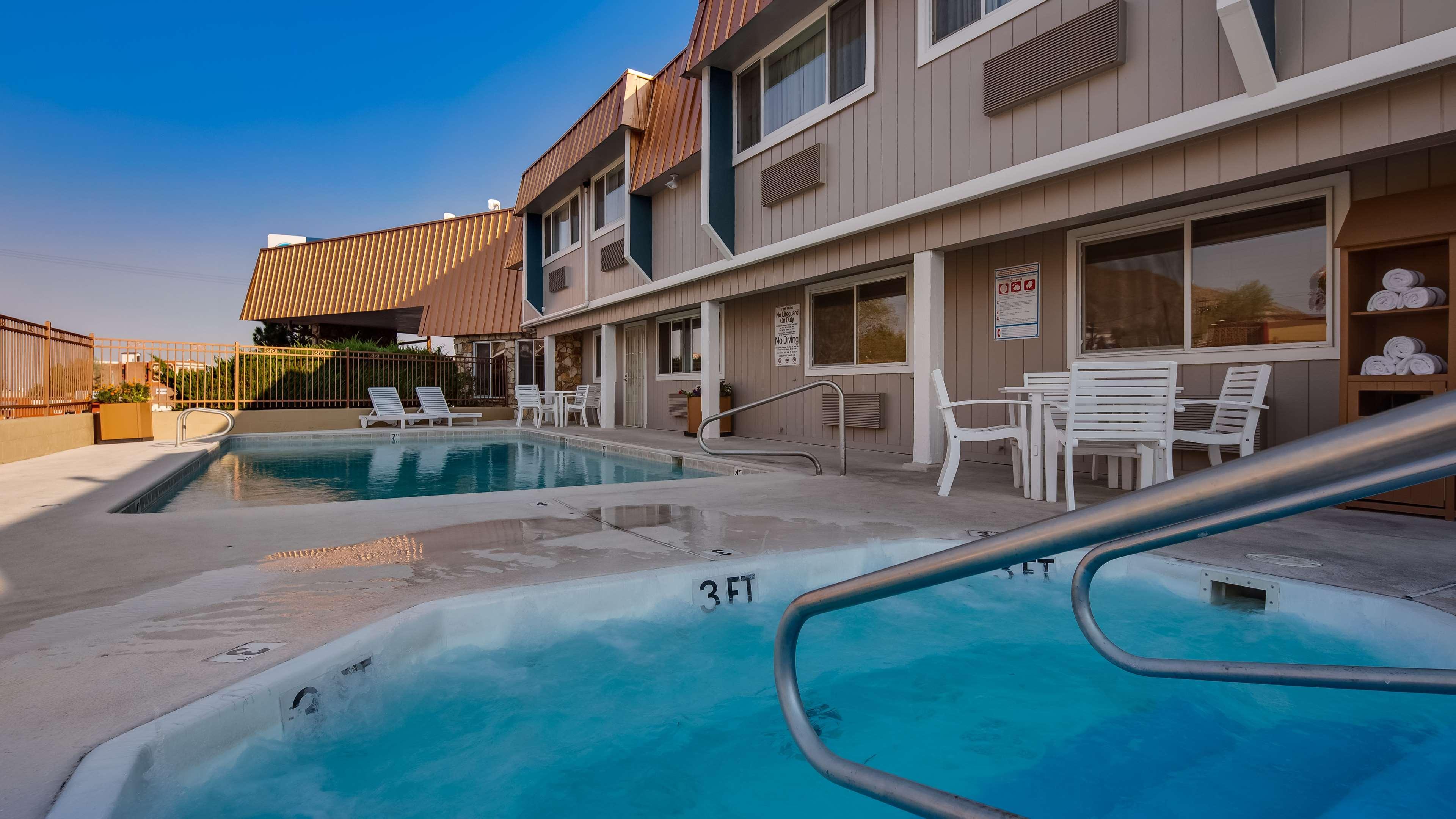 Vista Piscina Best Western Hi-desert Inn