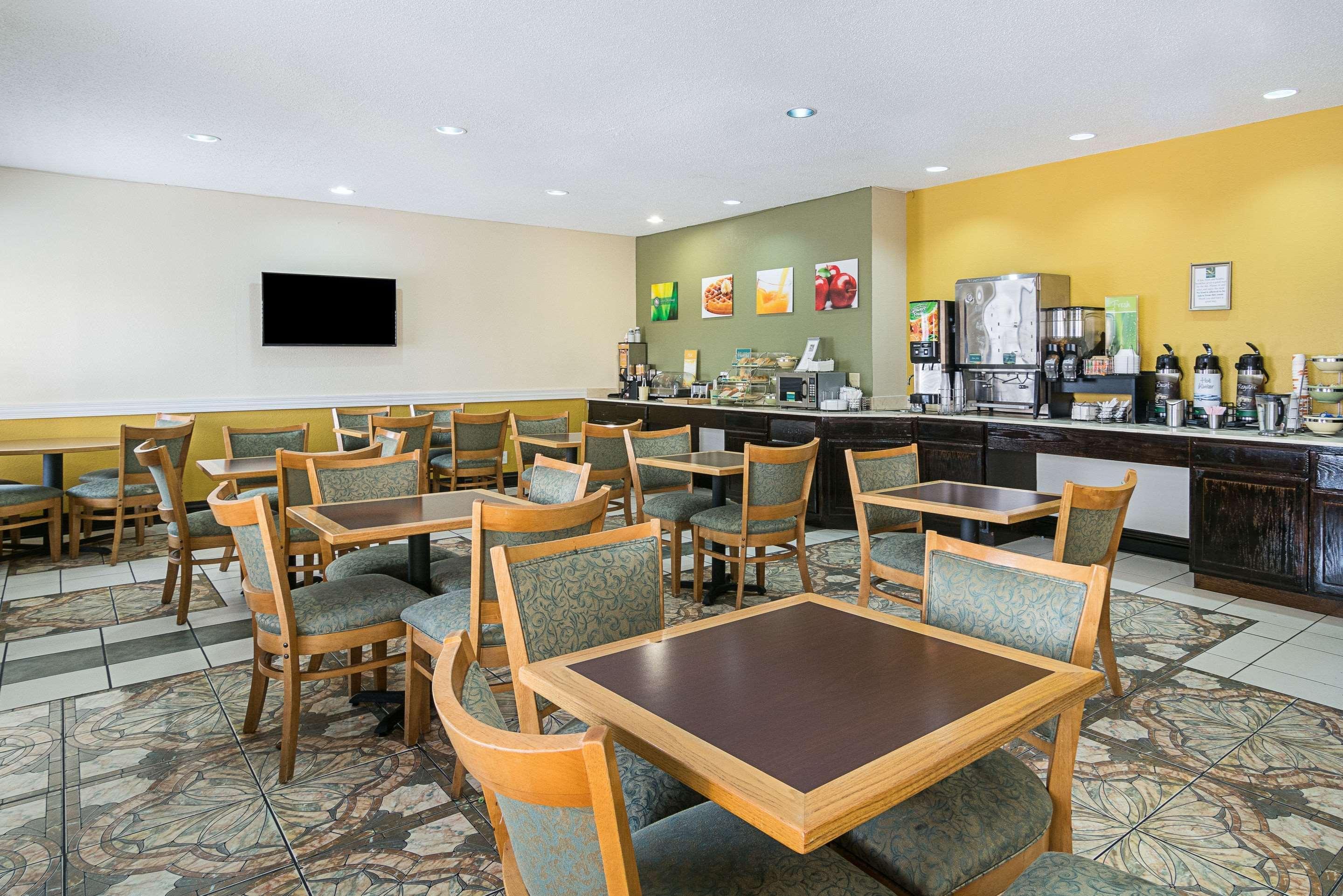 Restaurant Quality Inn & Suites near I-80 and I-294