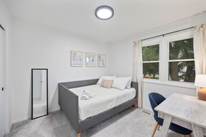 Alquiler Vacacional - Stylish Split Foyer - The Sullivan 4 Bedrooms, 2 Bathrooms