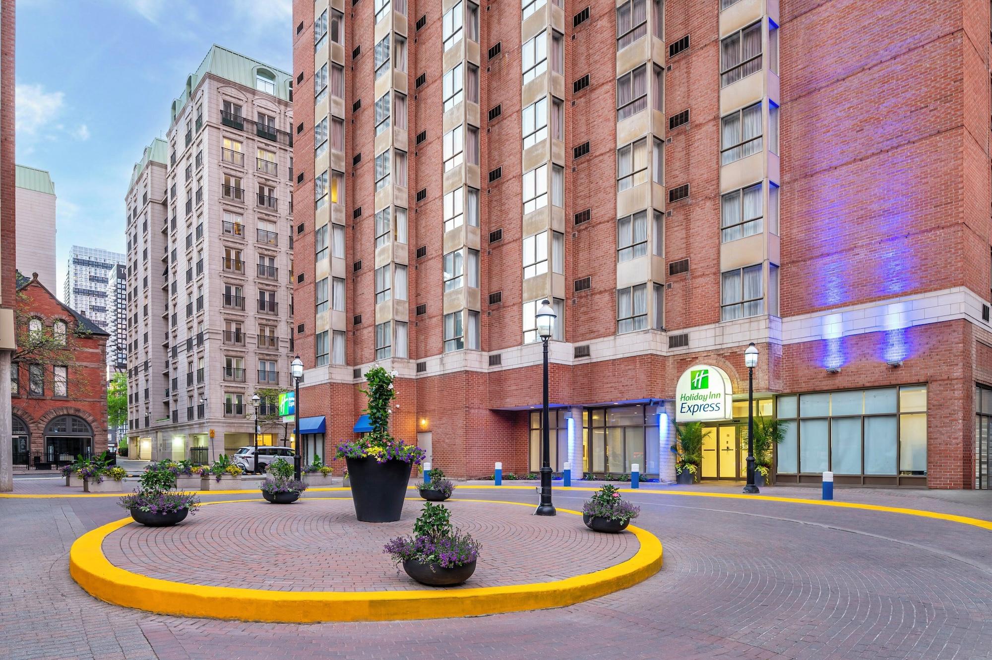 Vista Exterior Holiday Inn Express Toronto - Downtown by IHG