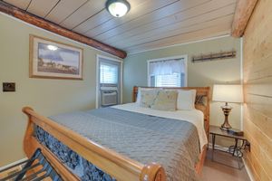 Alquiler Vacacional - Cozy Houghton Lake Vacation Rental w/ Fireplace!