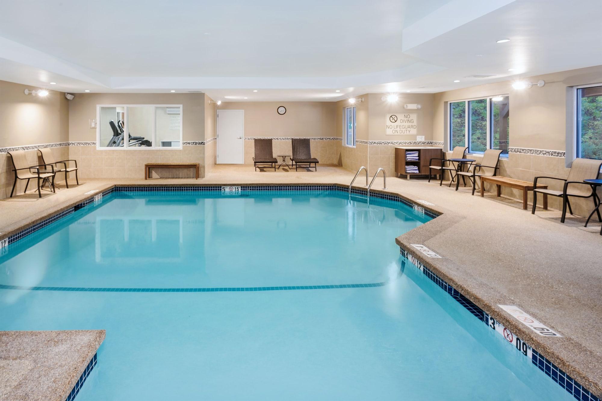 Vista Piscina Holiday Inn Express Hotel & Suites Tilton - Lakes Region by IHG