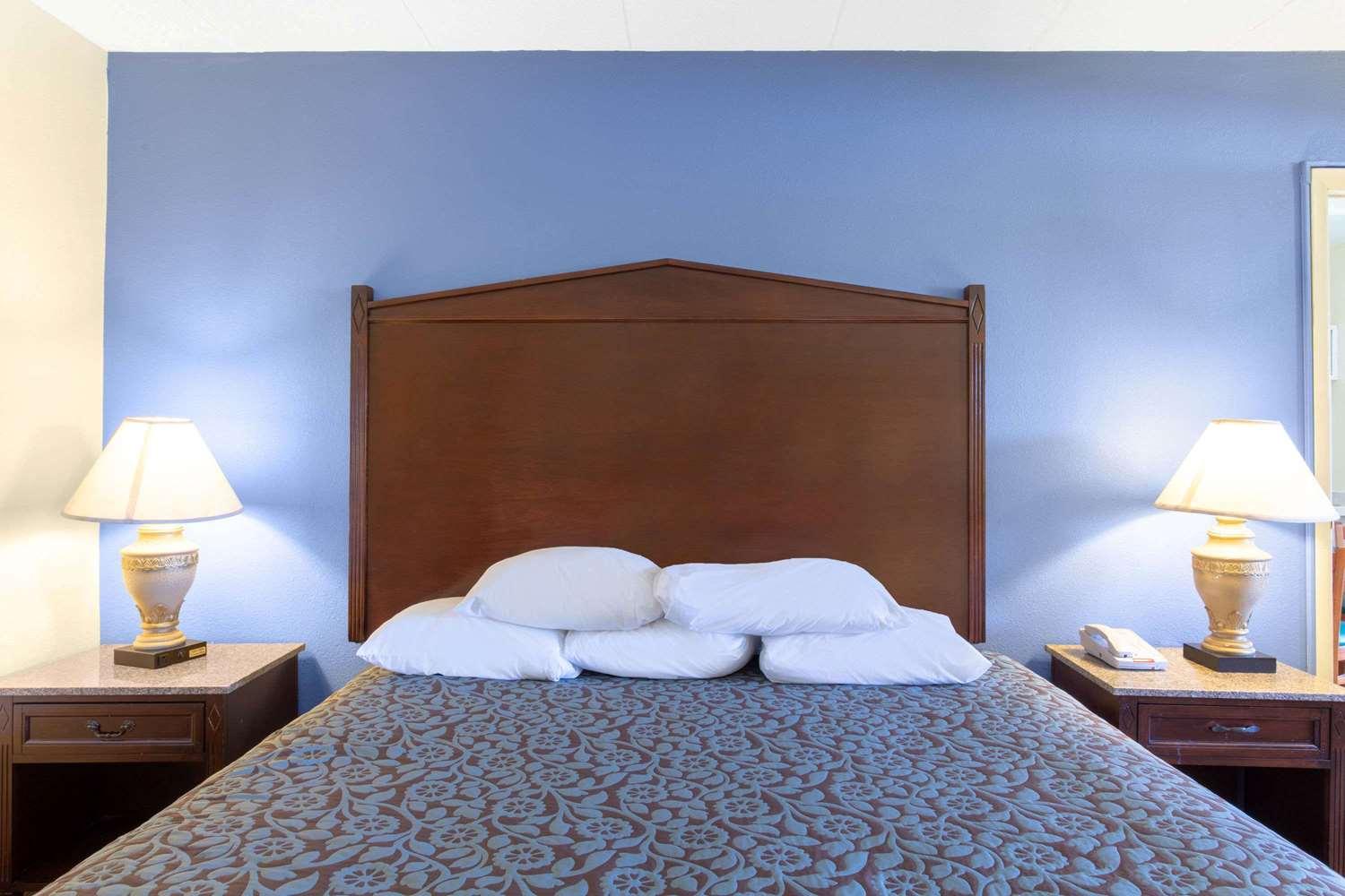 Suite Days Inn Baltimore West, Security Blvd.
