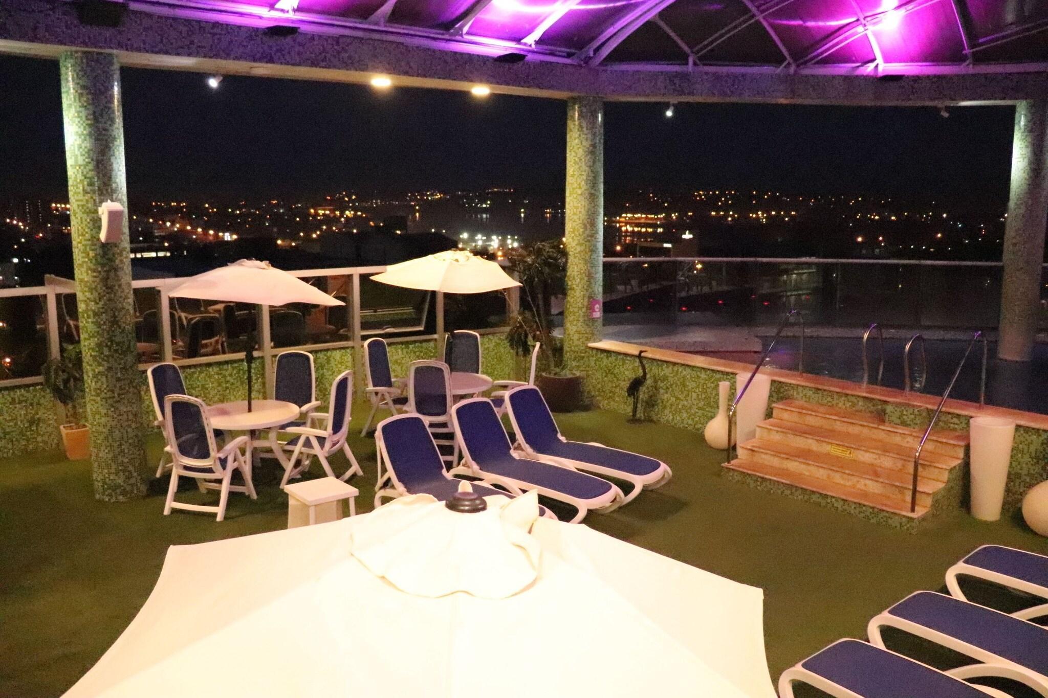 Vista do lobby Hotel Luxsur