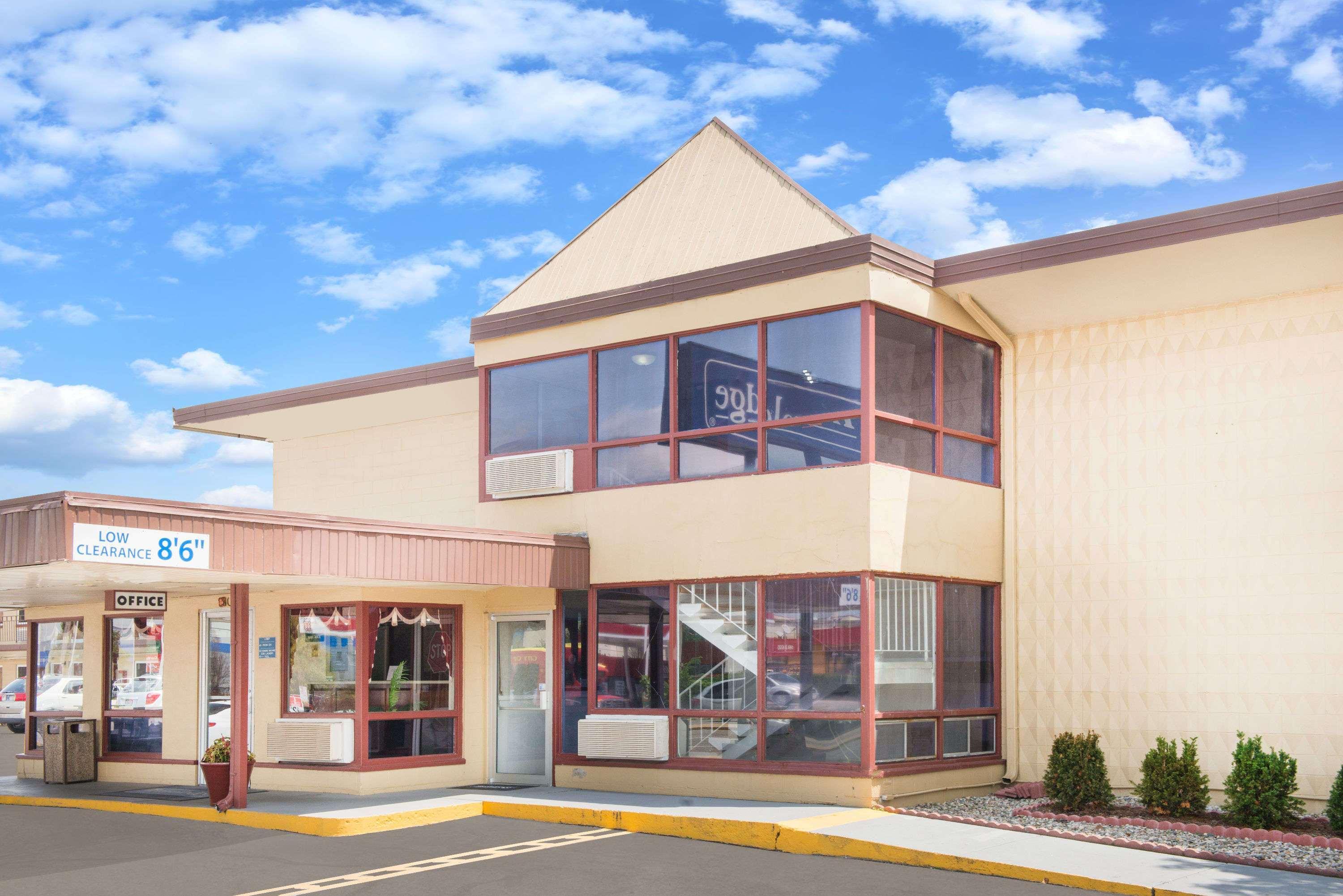 Vista Exterior Travelodge By Wyndham Terre Haute