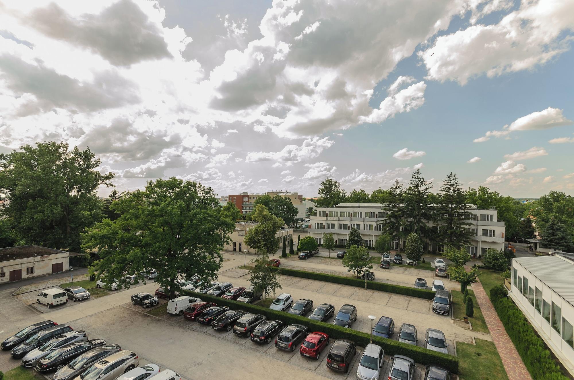 Vista Exterior Hunguest Hotel Beke