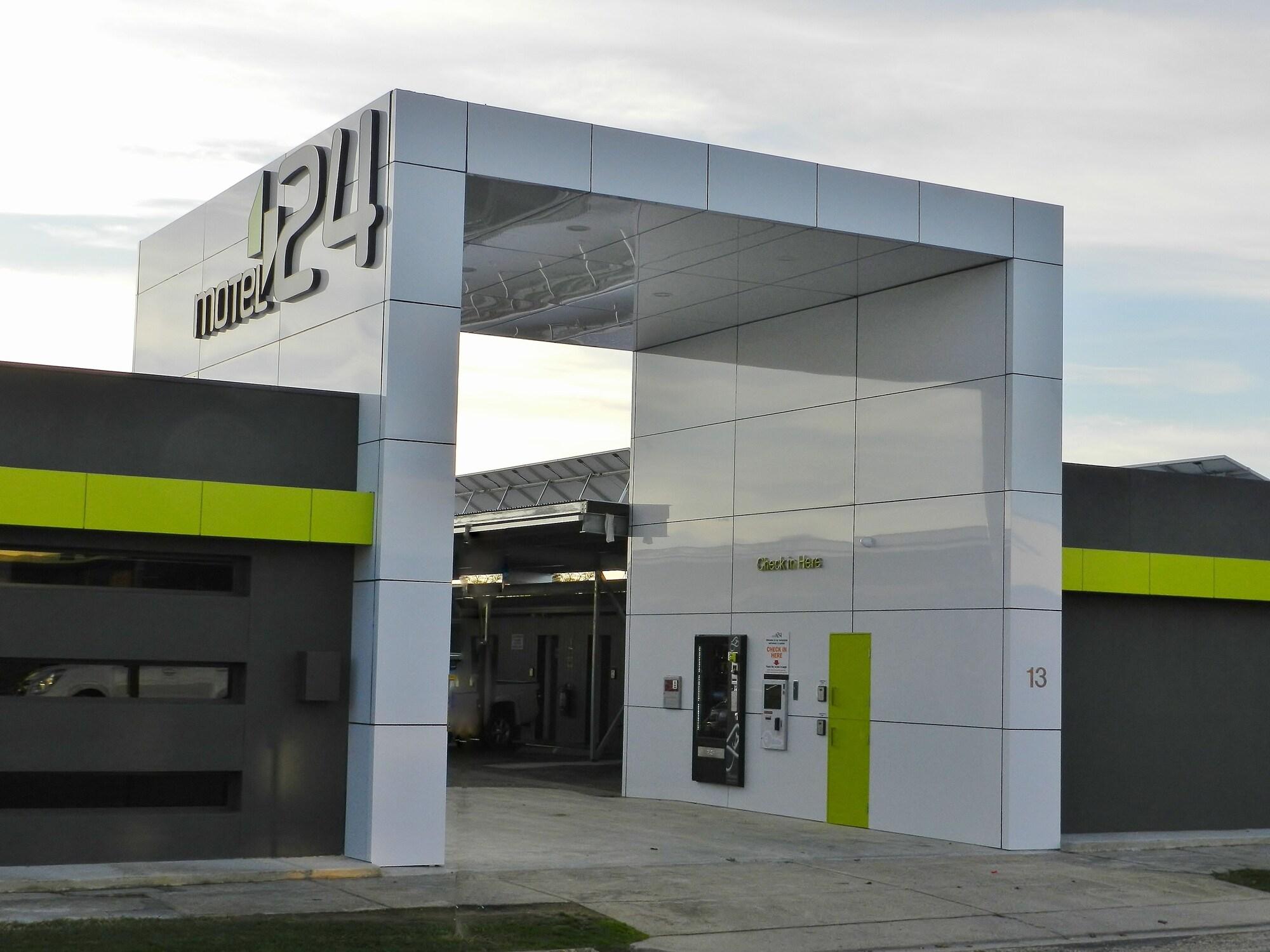 Varios Motel 24