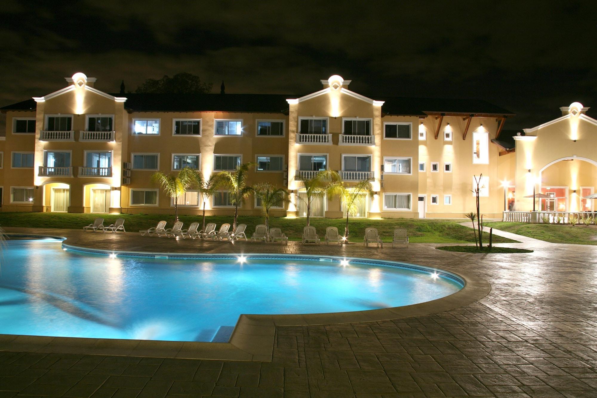 Vista Exterior Howard Johnson by Wyndham Resort Pilar
