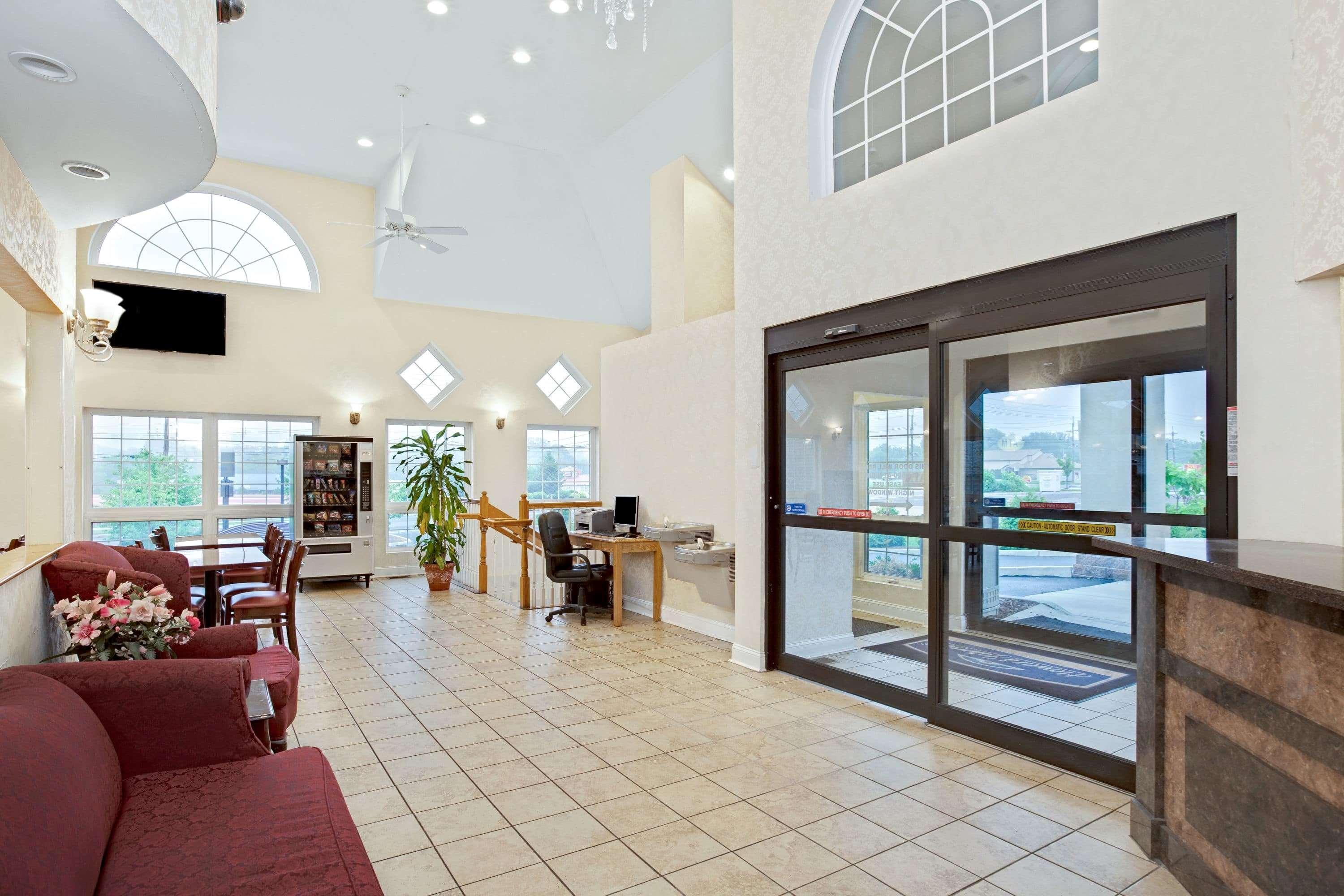 Vista Lobby Howard Johnson by Wyndham Blackwood near Philadelp