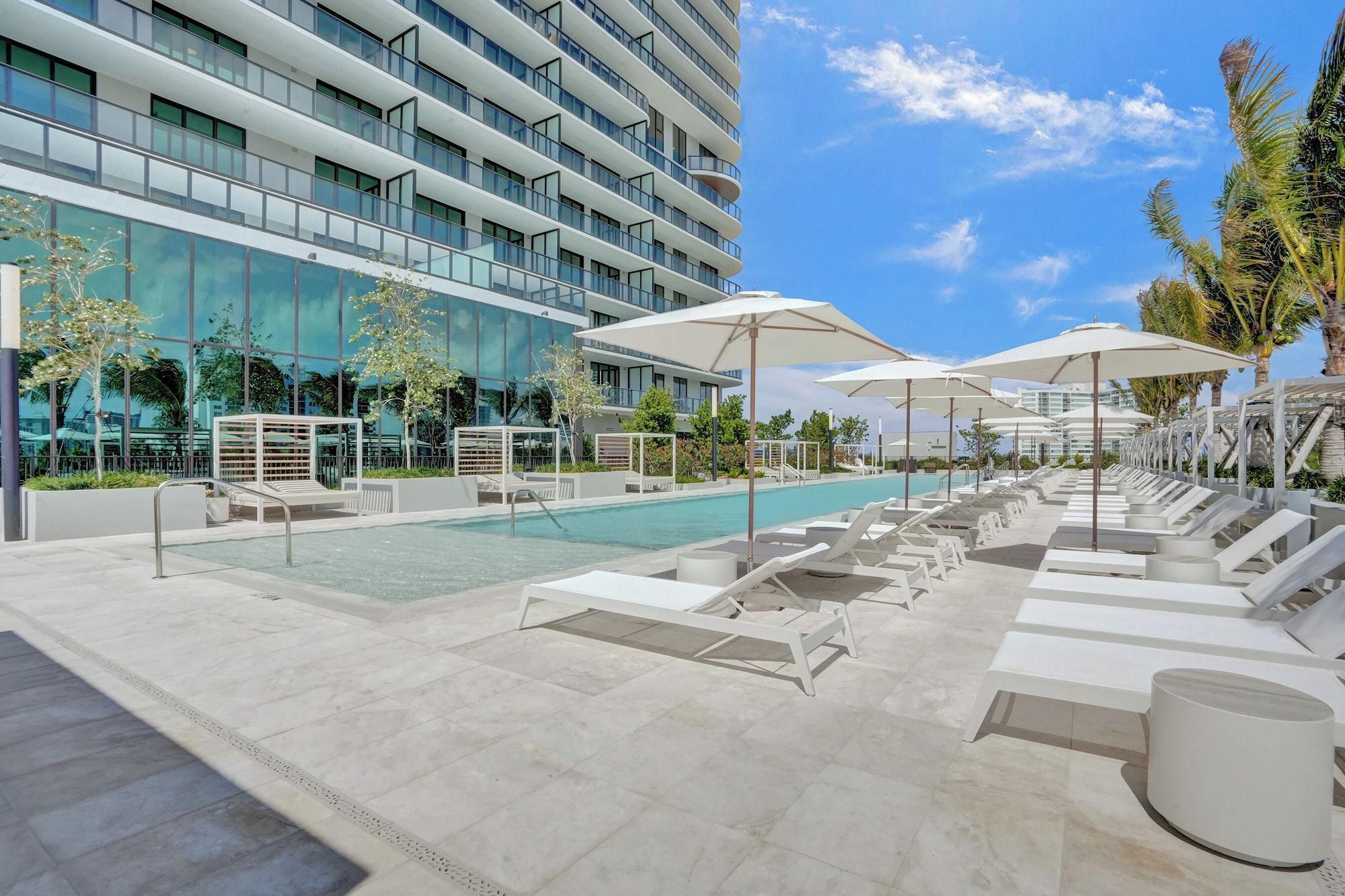 Vista Piscina 72 Park - Miami Beach by Nomada