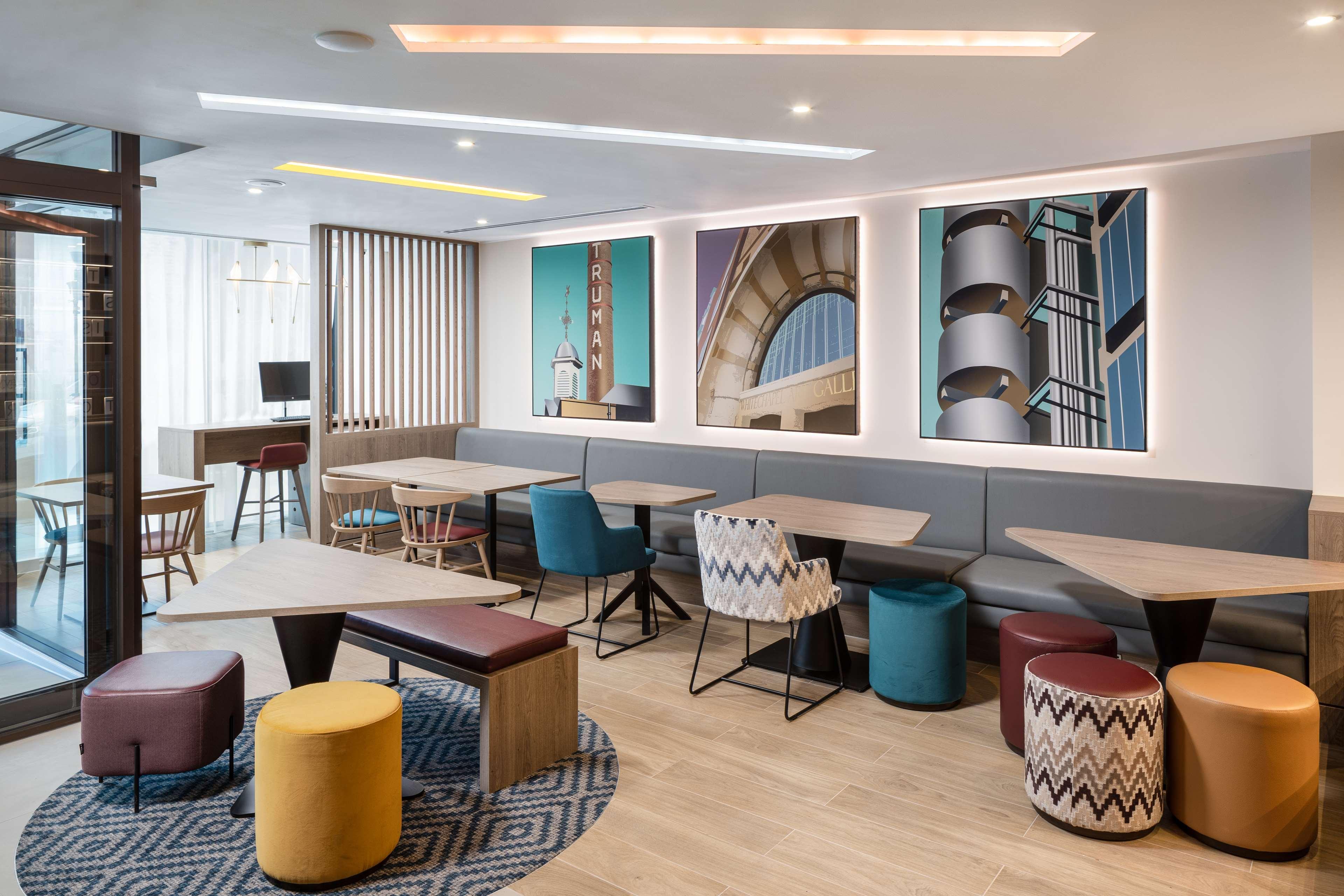 Vista Lobby Hampton by Hilton London City