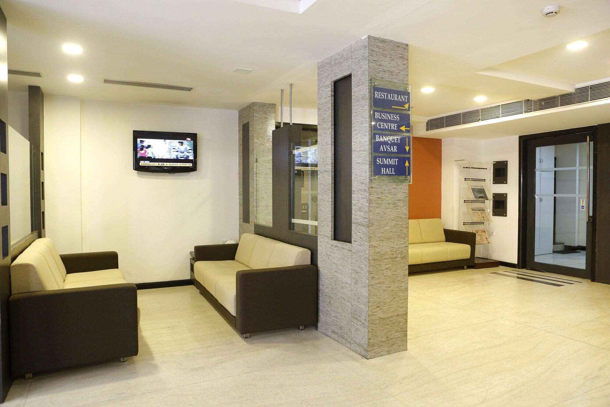 Vista Exterior Click Hotel Yuvraj