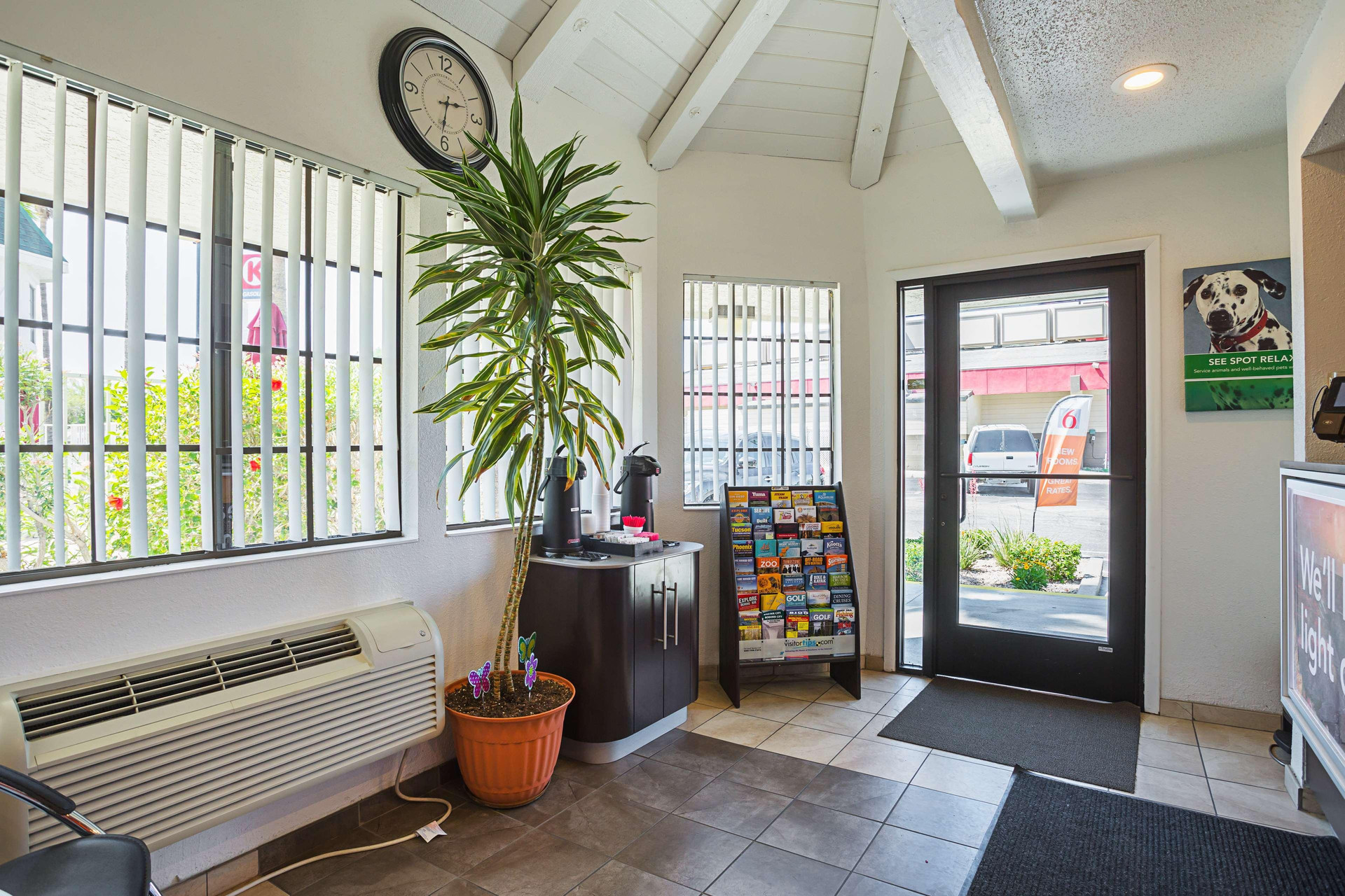 Vista Lobby Motel 6 Yuma, AZ - East