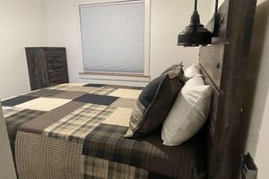 Alquiler Vacacional - TWO PEAKS-North:NEW modern cabin-vaulted wood ceiling-Lake Texoma- AWESOME RATES