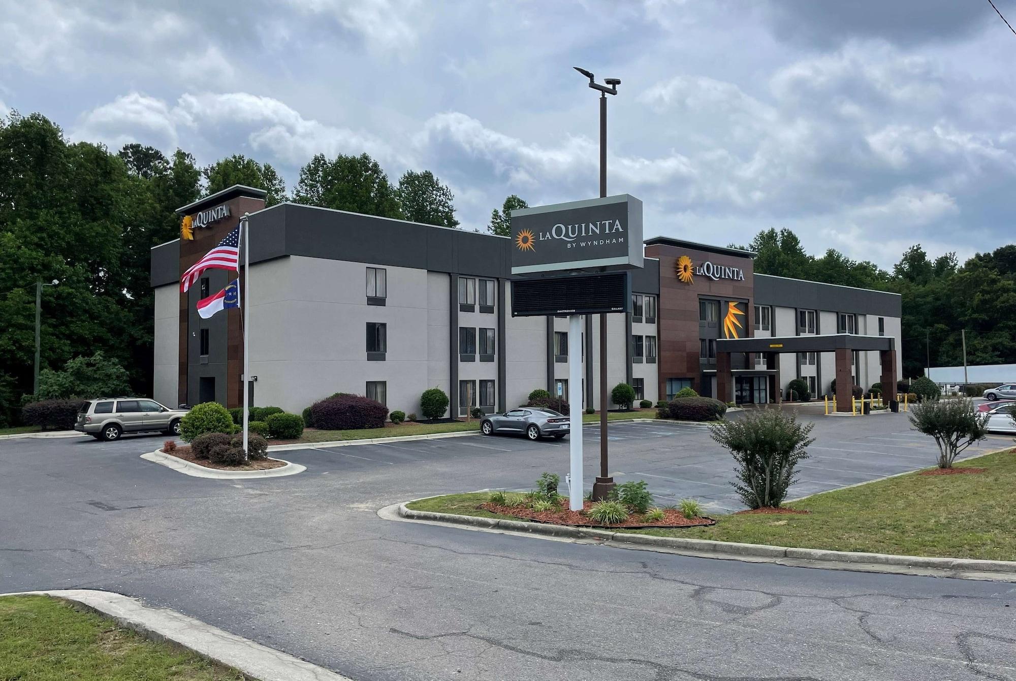 Vista Exterior La Quinta Inn & Suites by Wyndham Fayetteville I-95