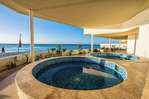 Alquiler Vacacional - Million dollar view Beachfront penthouse, right on the sand! High speed WiFi!