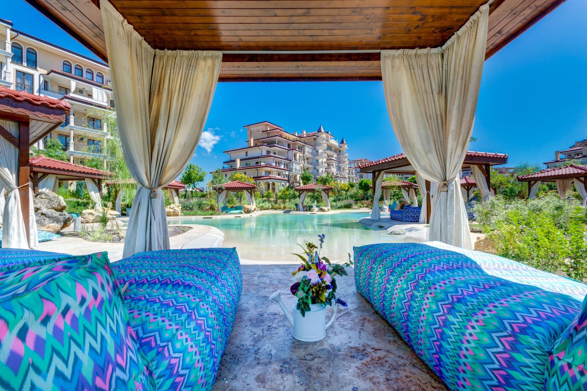 Vista Piscina Apartments in Complex Poseidon