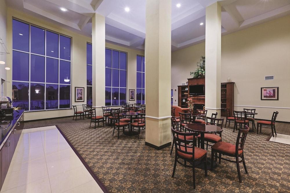 Vista Lobby La Quinta Inn & Suites by Wyndham Bridge City